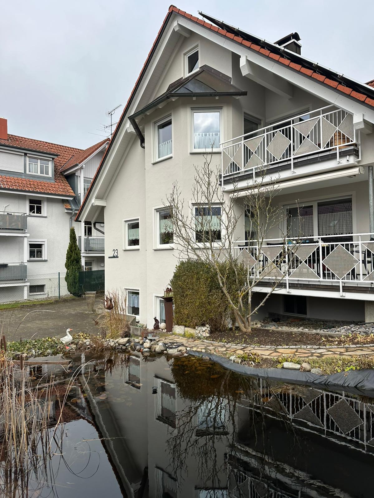 Außenansicht mit Teich